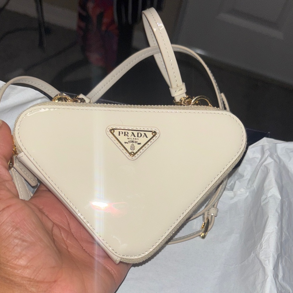 Authentic Prada Vernice Ivory Triangle Mini contenitori Bag